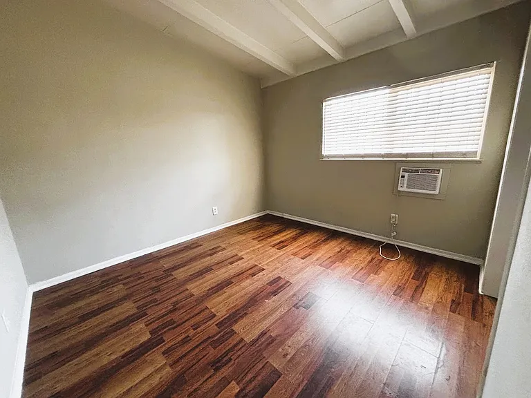 222 N Effie St #H — Photo 9