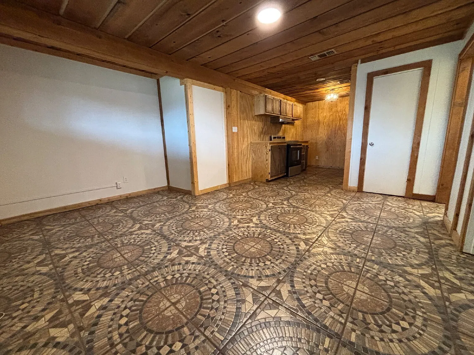 3 bed, 2.0 bath, 1000 sqft, $1,300 — Photo 2