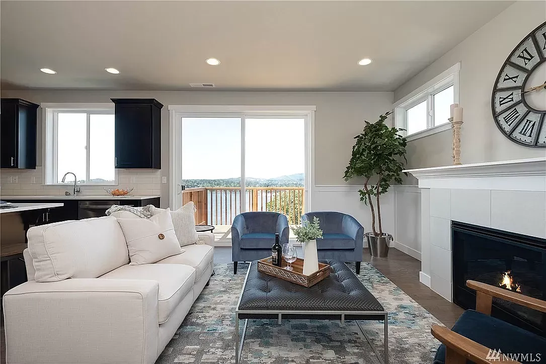 3 bed, 2057 sqft, $3,395 — Photo 3