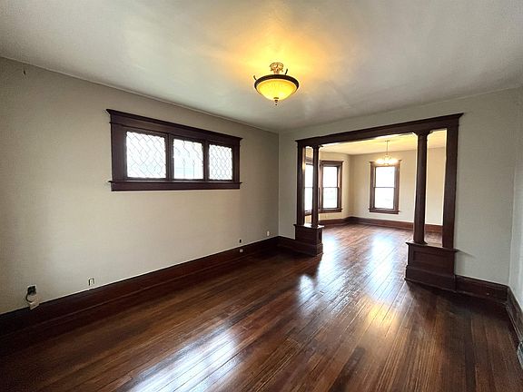 4th image of 613 Locust St