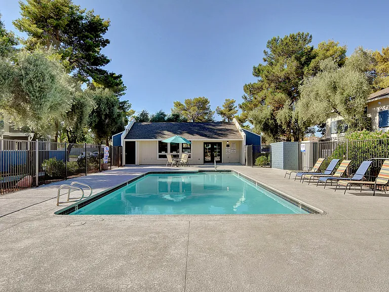 Paradise Square | Apartments For Rent in Las Vegas