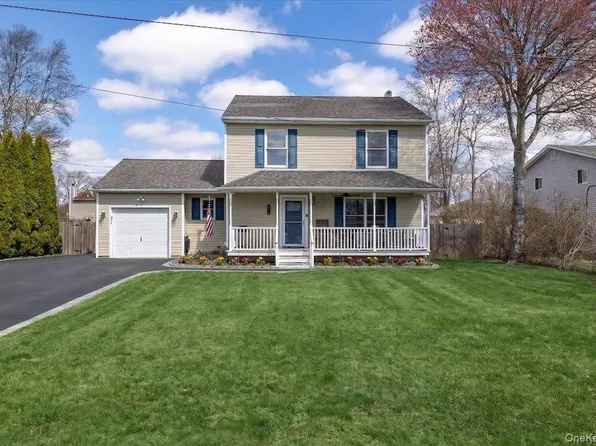 15 Loughlin Drive, Shirley, NY 11967