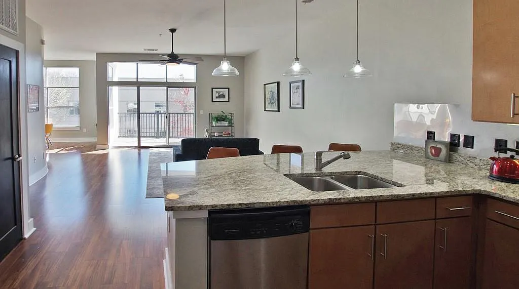 1 bed, 918 sqft, $1,780 — Photo 2