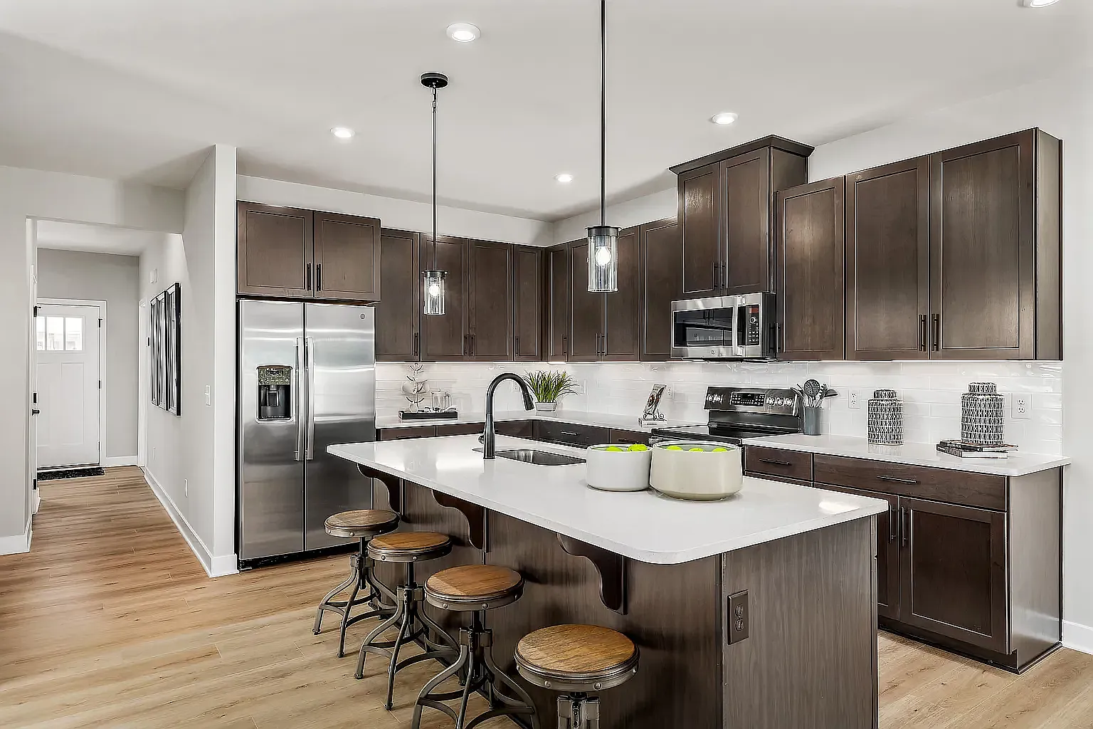 3 bed, 2.5 bath, 2463 sqft, $3,200 — Photo 3