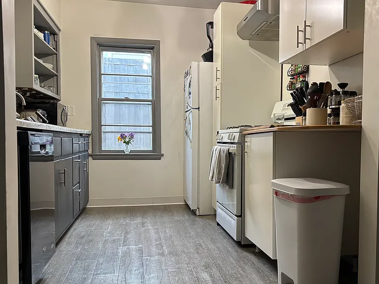 190 Arion St E — Photo 8