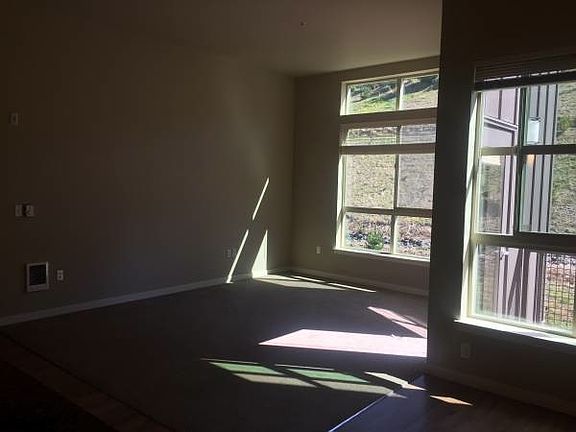 4th image of 1050 10th Ave NE Unit 314
