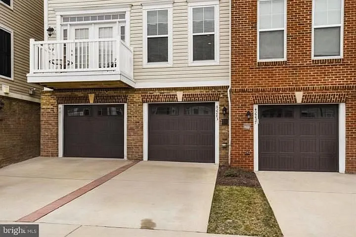 42243 Canary Grass Sq — Photo 1