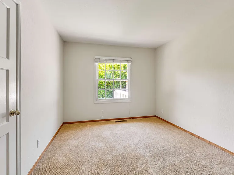 558 Beresford Ave — Photo 20