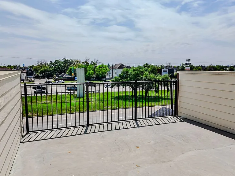 823 N Loop #A — Photo 41