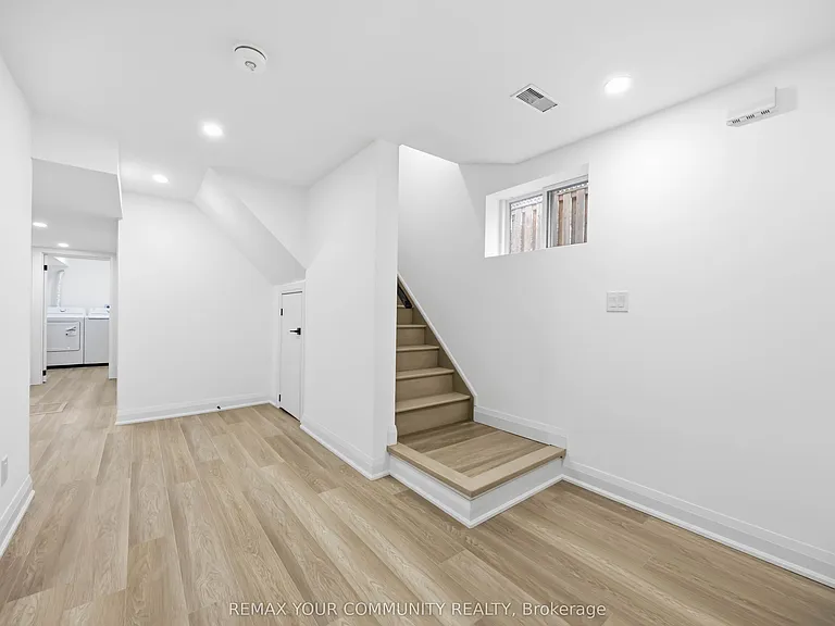 55 Cocksfield Ave #LOWER — Photo 3