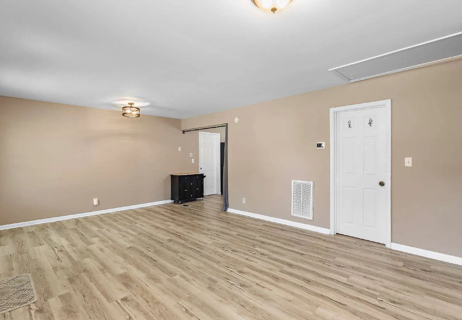3 bed, 2.0 bath, 1200 sqft, $2,000 — Photo 2