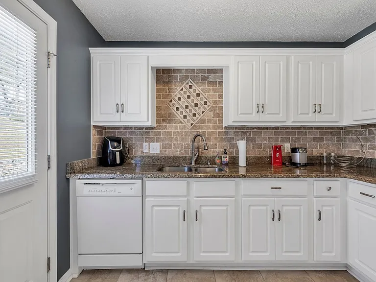 221 Trish Dr — Photo 10