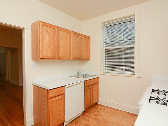 3rd image of 2443 W Sunnyside Ave #1