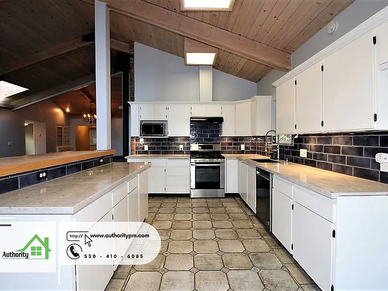 875 Lakeview Dr — Photo 15