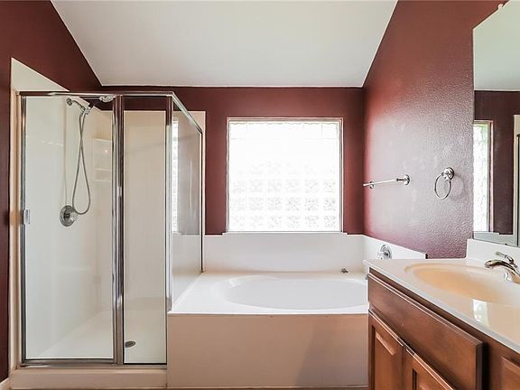 4th image of 1000 Abbeyglen Castle Dr