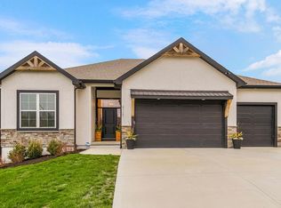4727 Lakecrest Dr, Shawnee, KS 66218