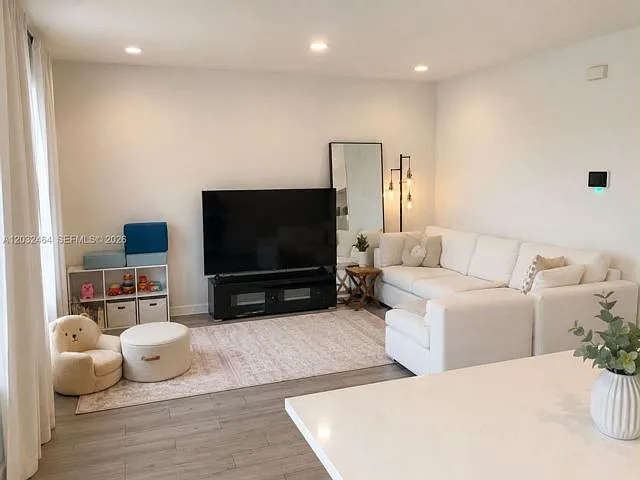 791 SE 18th St — Photo 3