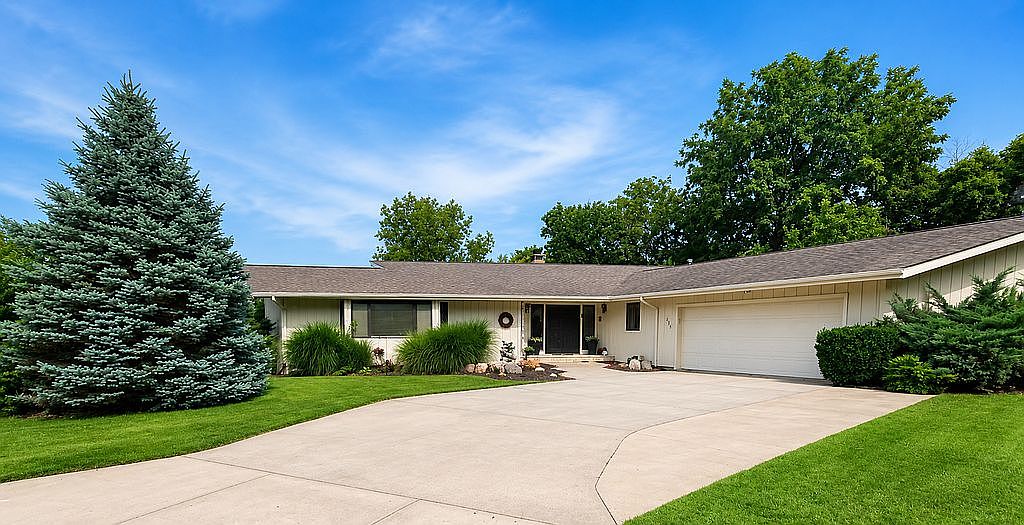 3304 Crystal Dr — Burlington Golf Club