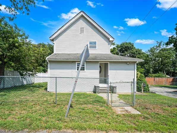 25 William Street, Central Islip, NY 11722