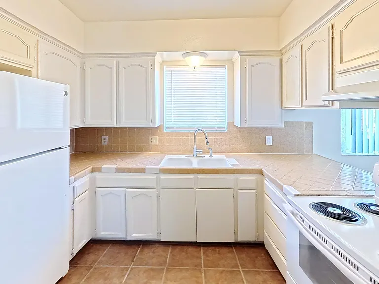 4405 N Dante Ave — Photo 1