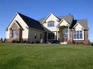 1236 Mary Hill Cir, Hartland, WI 53029