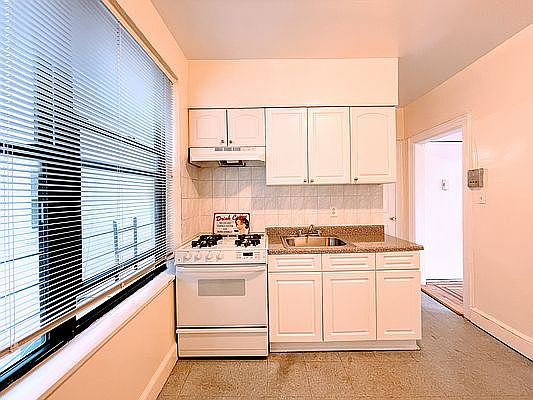 1st image of 2605 14th Pl APT 1L
