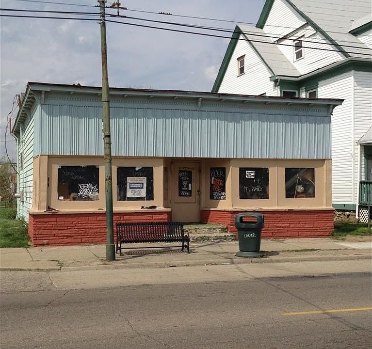2nd image of 2901 E 3rd St