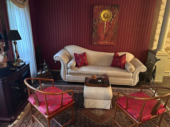 Entry/ welcome parlor can be turned into office