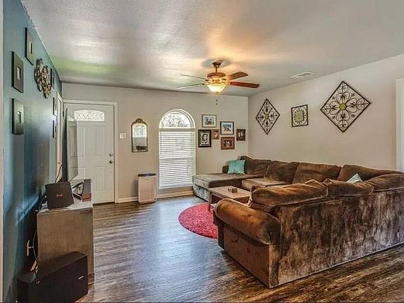 4th image of 3902 Mayflower Dr