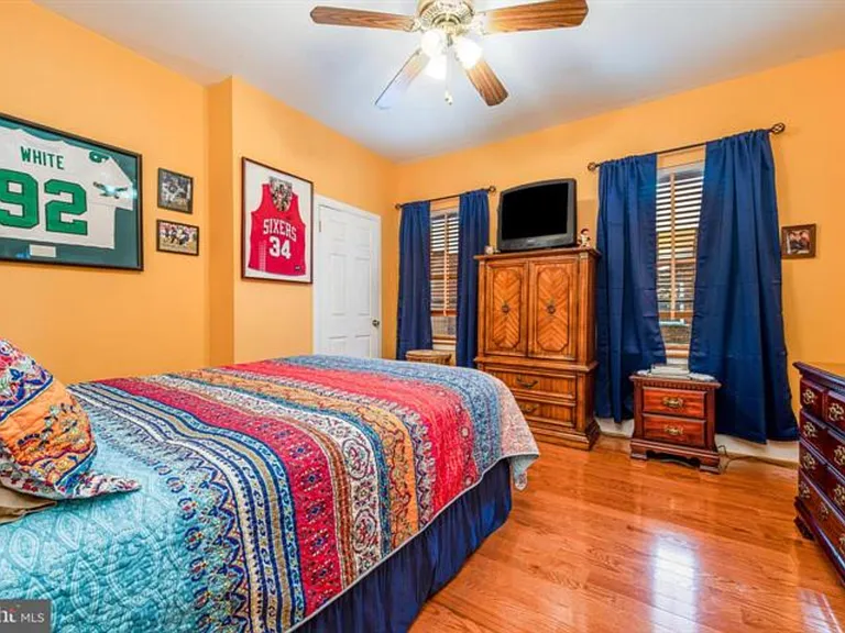213 Daly St — Photo 15