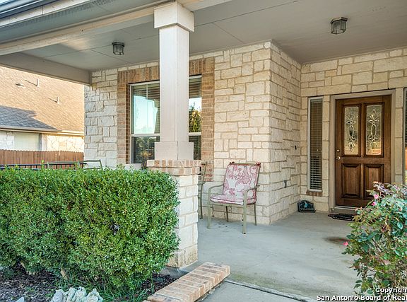 3rd image of 909 Crenshaw Ct