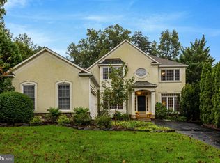 902 Leona Ln, Herndon, VA 20170