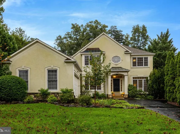 902 Leona Ln, Herndon, VA 20170
