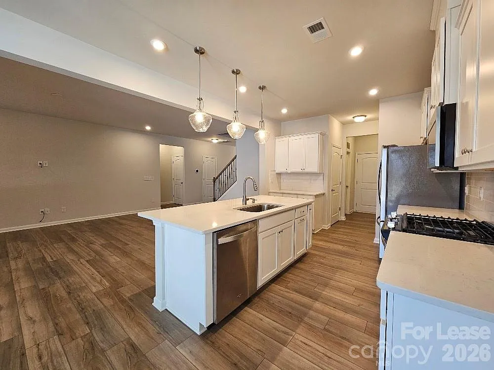 5 bed, 4.5 bath, 3038 sqft, $3,200 — Photo 3