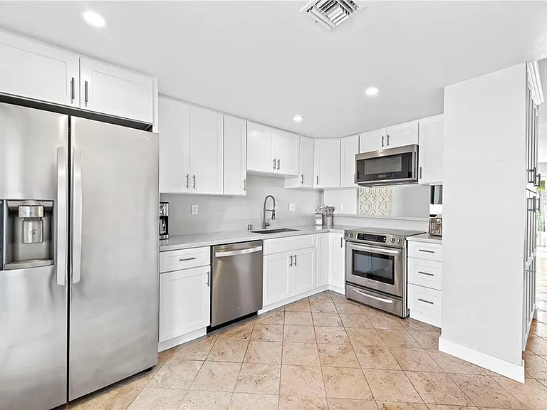 2140 Orinda Dr #B — Photo 3