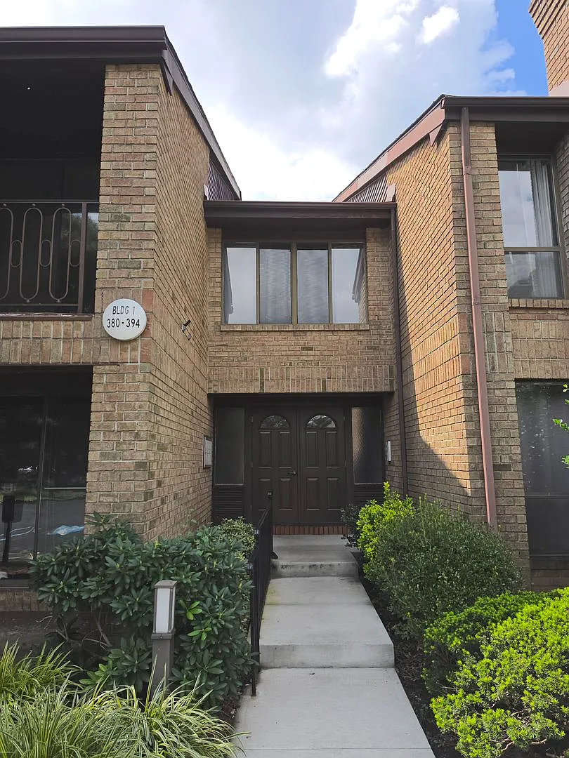 Centrally located, 2-bedroom, 1-full bathroom 1st fl condominium in the prestigious Willowbrook D... — Photo 2