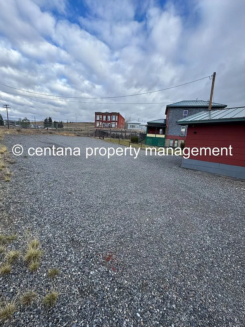 Fully Furnished Property with Flexible Leasing! — Photo 3