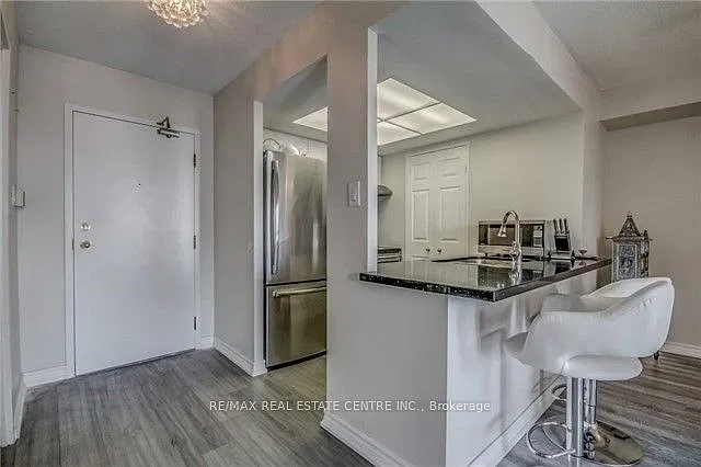 285 Enfield Pl — Photo 3