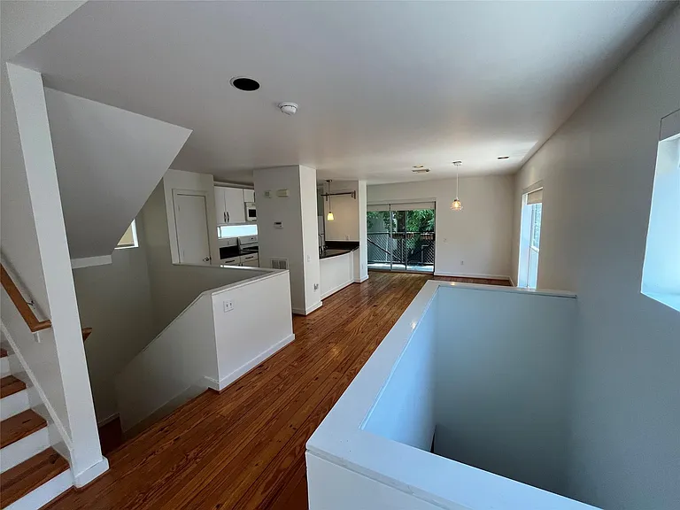 1315 Buckner St — Photo 6