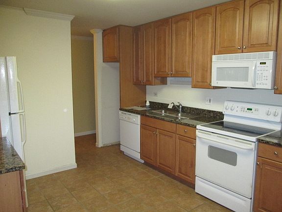 4th image of 930 Beau Dr Unit 302