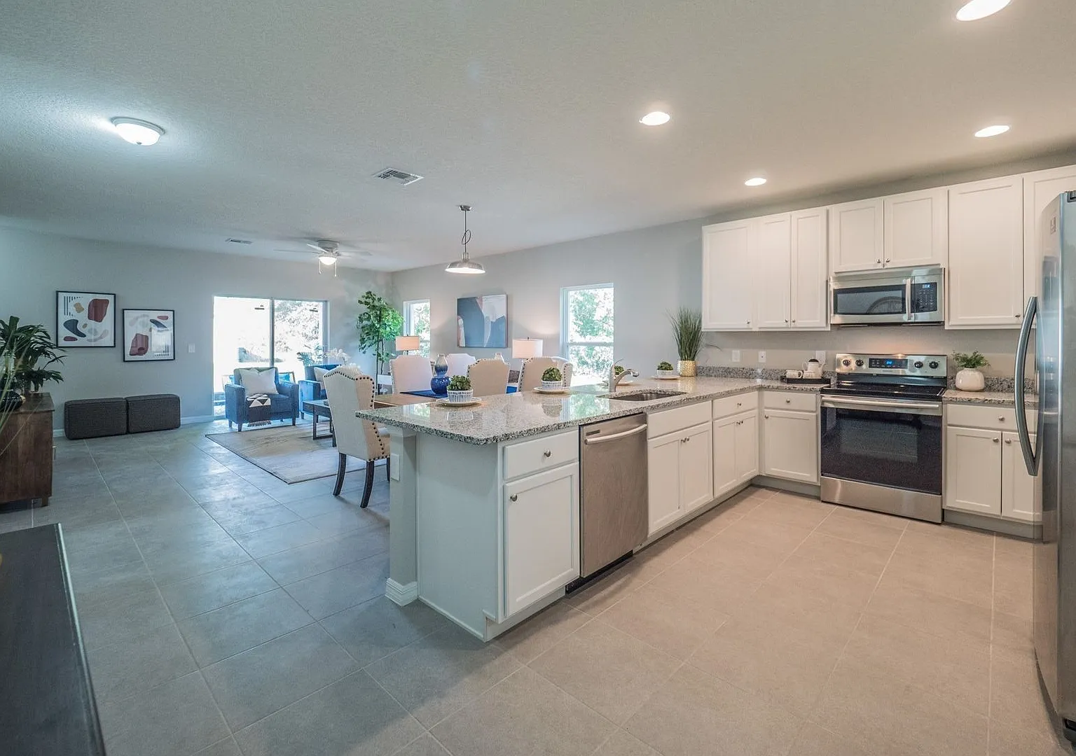 Beautiful 4-Bedroom Home with Modern Upgrades in Poinciana! — Photo 2