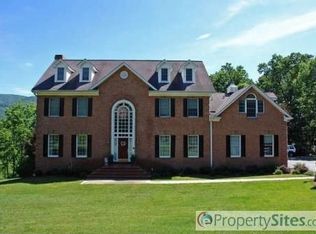 7076 Highfields Farm Dr, Roanoke, VA 24018