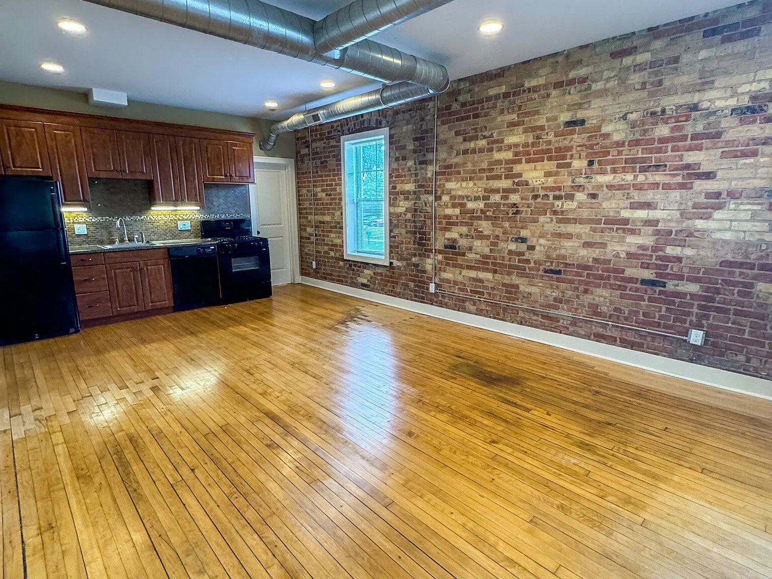 Downtown 1 Bed / 1 Bath with Central Air and Heat — Photo 4