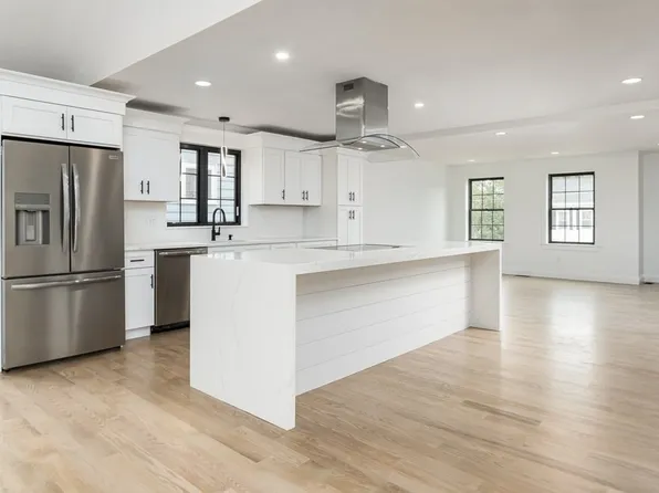 235 N Llewellyn St, Lowell, MA 01850