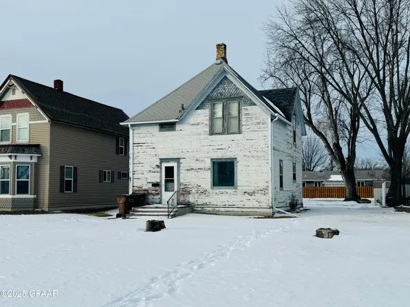 516 Booth Ave, Larimore, ND 58251