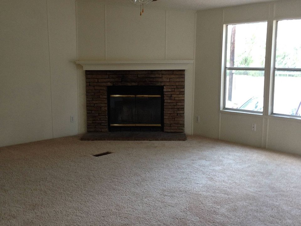 2nd image of 940 W Avenue B