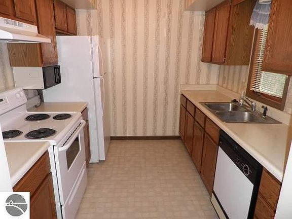 5th image of 3904 Sherwood Forest Dr #18