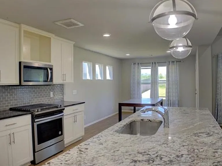 7012 S Elder Ave — Photo 11