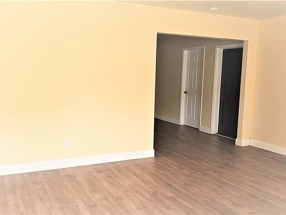 5th image of 3915 E Columbus Dr