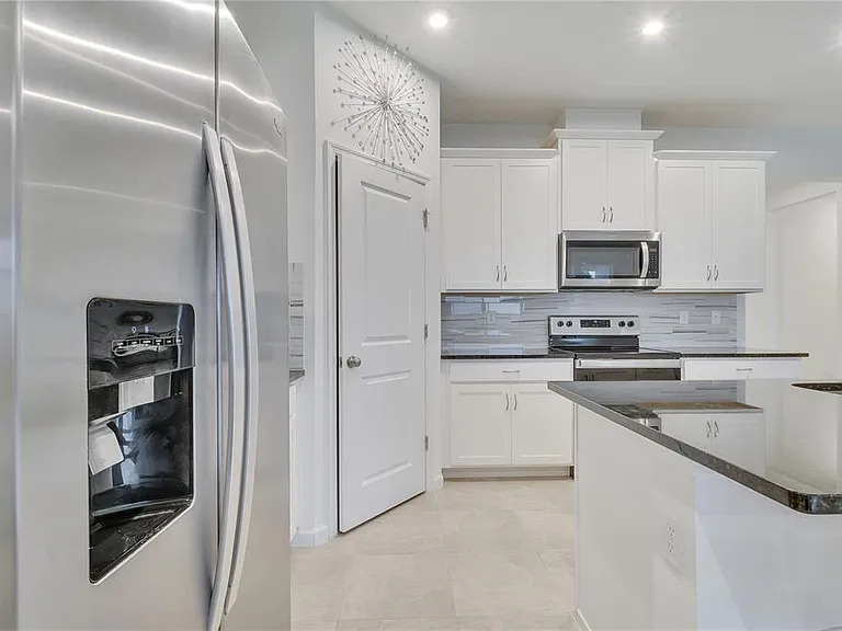 1098 Boardwalk Pl — Photo 4